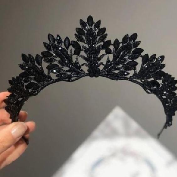 Siyah Elbiselerle Prenses Görünümü