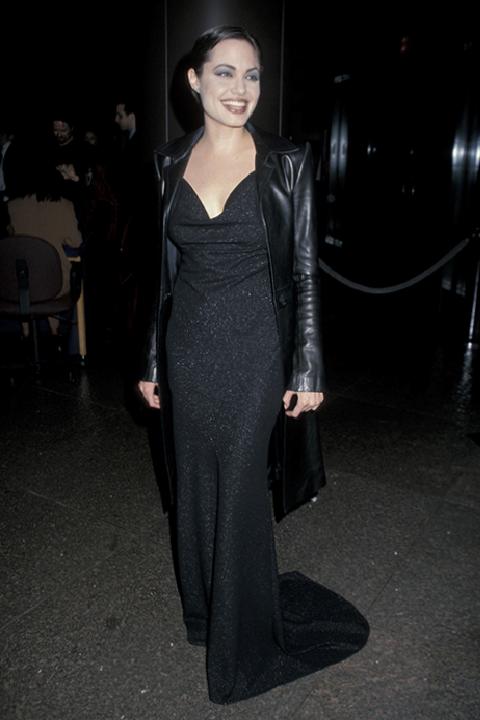 Angelina Jolie'nin 90'lar Kırmızı Halı Moda Anları