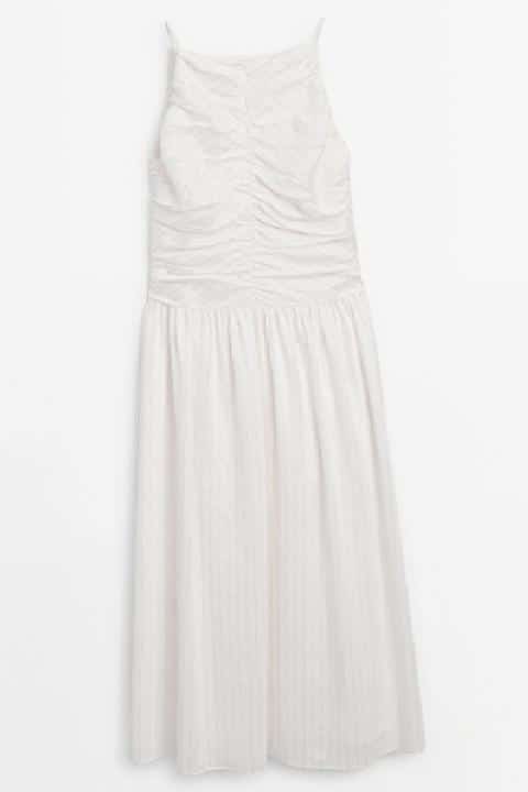 Beyaz Elbiseler: Minimalizm ve Şıklığın Buluşma Noktası