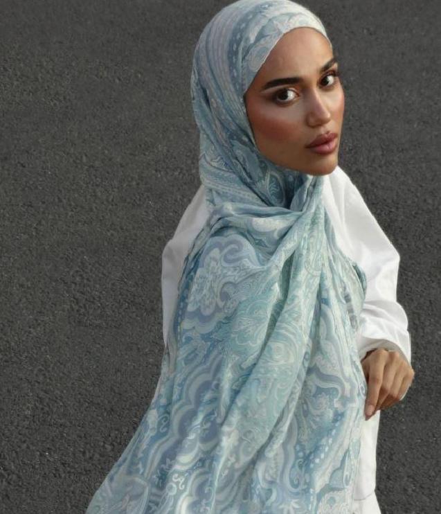 Hint İpeği Şal Modelleri: Trendler ve Kombin Önerileri