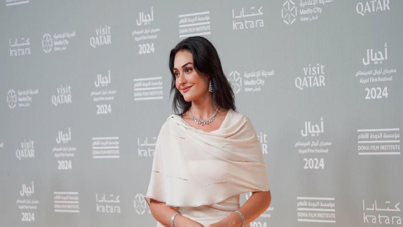 Esra Bilgiç, Ajyal Film Festivali'nde Göz Kamaştırdı