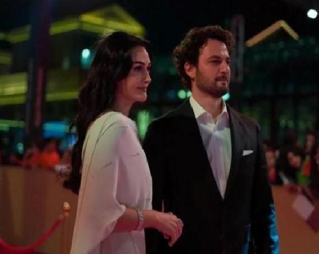 Esra Bilgiç, 12. Ajyal Film Festivali'nde Göz Kamaştırdı