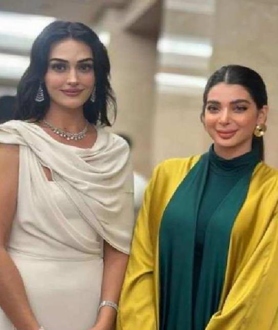 Esra Bilgiç, 12. Ajyal Film Festivali'nde Göz Kamaştırdı