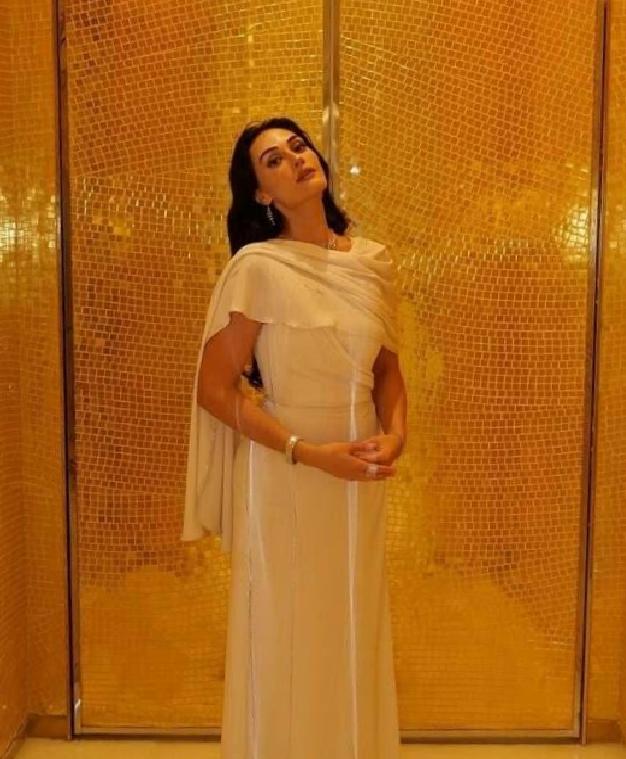 Esra Bilgiç, 12. Ajyal Film Festivali'nde Göz Kamaştırdı