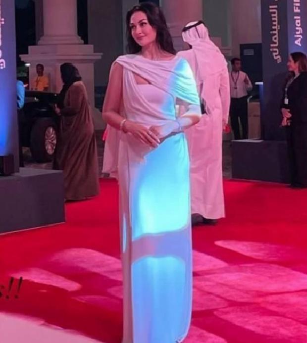 Esra Bilgiç, 12. Ajyal Film Festivali'nde Göz Kamaştırdı