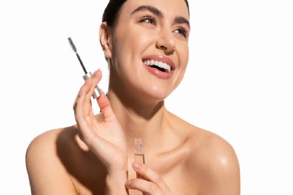 Kirpik Uzatıcı Serumlar: Faydaları, Riskleri ve Kullanım Önerileri