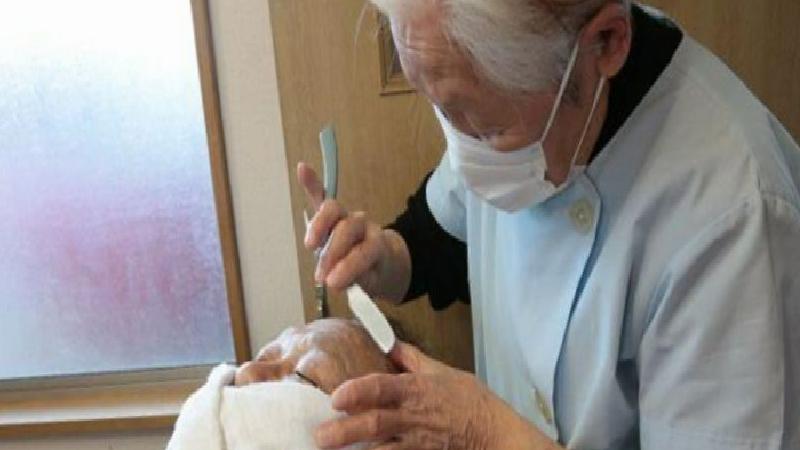 108 Yaşındaki Japon Berber Hakoişi Şitsui, Dünyanın En Yaşlı Kadın Kuaförü Oldu