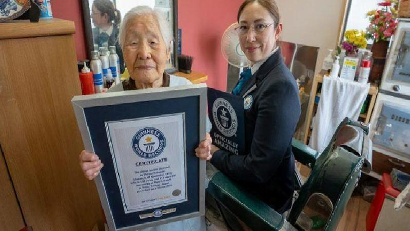 108 Yaşındaki Japon Berber Hakoişi Şitsui, Dünyanın En Yaşlı Kadın Kuaförü Oldu