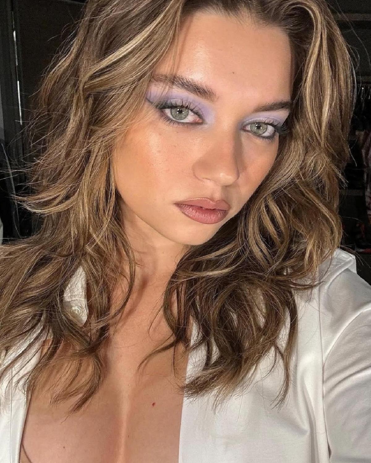 Afra Saraçoğlu'nun Paris Moda Haftası ve Joy Awards'taki Şıklığı