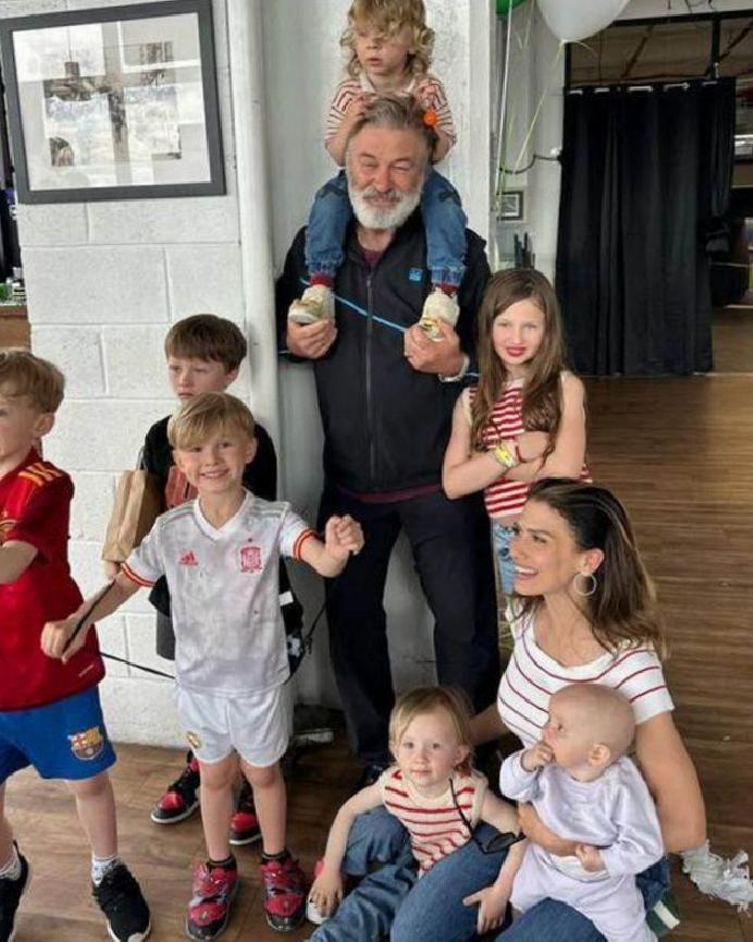 Alec Baldwin'ın Geri Dönüşü ve Halyna Hutchins'in Ailesinin Tepkisi