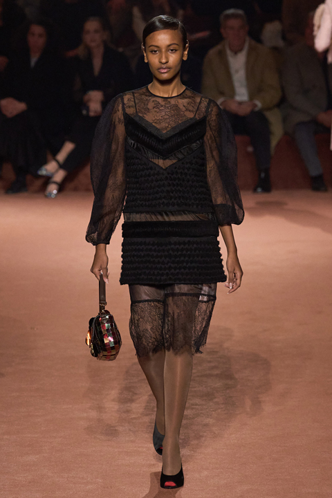 Fendi'nin 100. Yılına Özel Defile: Moda ve Geleneklerin Buluşması