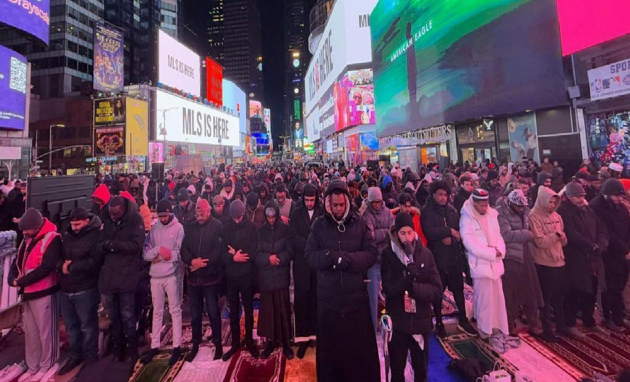 New York'ta Teravih Namazı İçin Bir Araya Gelen Müslümanlar