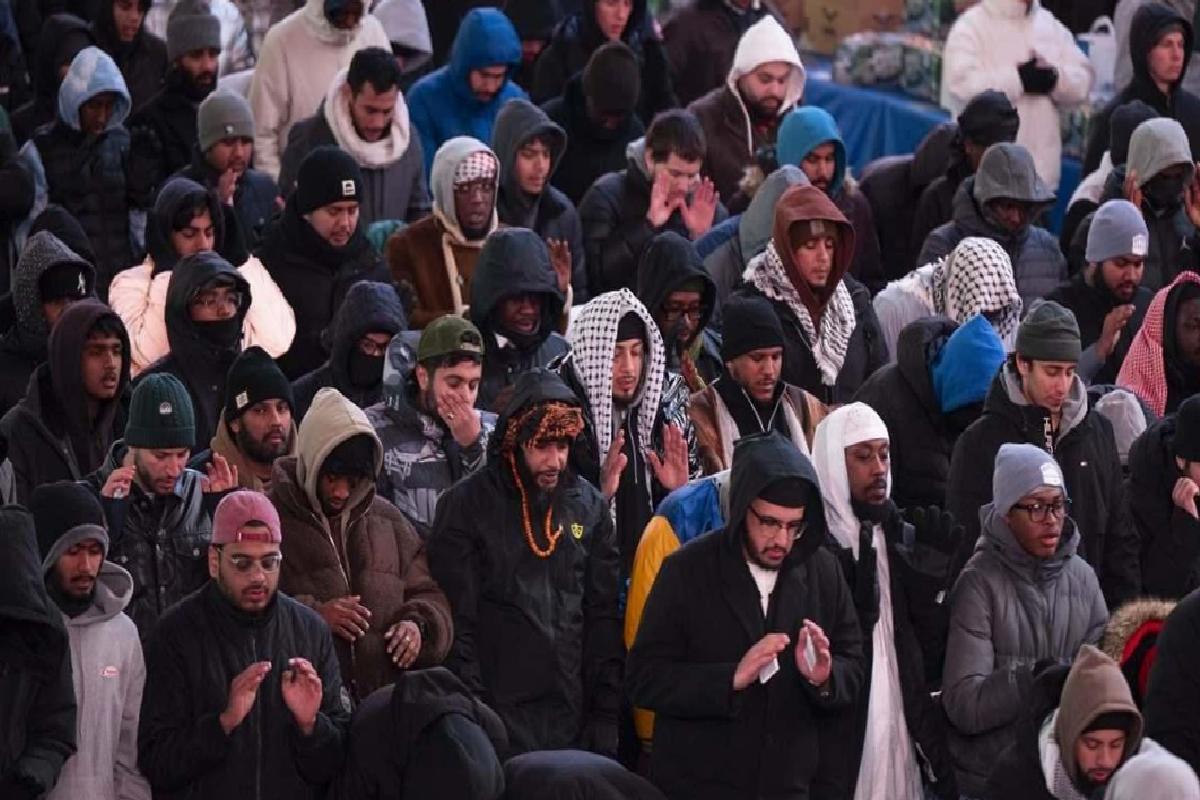 New York'ta Teravih Namazı İçin Bir Araya Gelen Müslümanlar