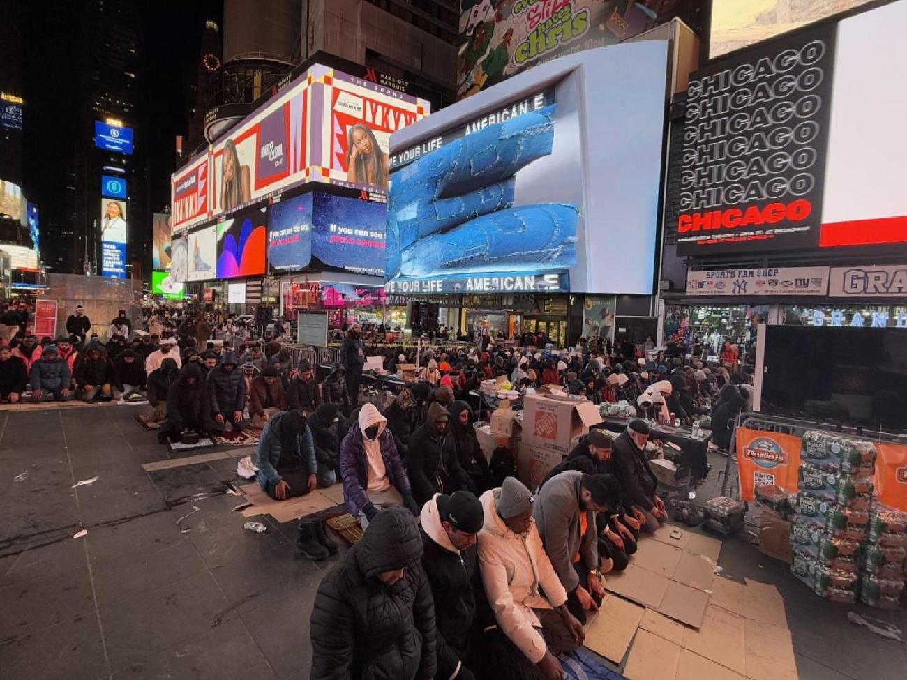 New York'ta Teravih Namazı İçin Bir Araya Gelen Müslümanlar