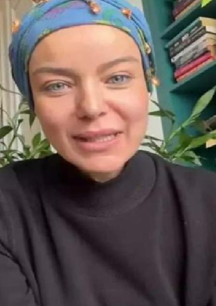 Saçlarını Kazıttığı Anları Paylaştı