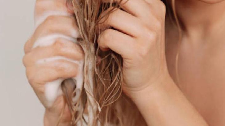 Saç Bakımında Şampuanlama Sıklığı: Doğru Seçim Nasıl Yapılır?