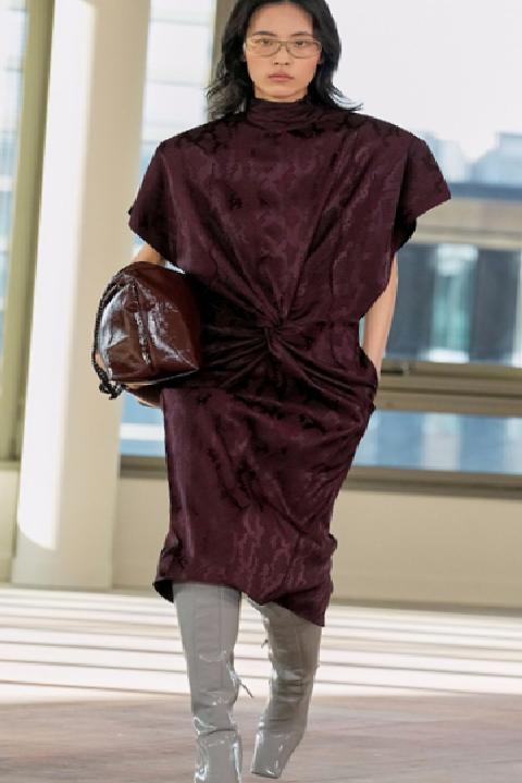 Stella McCartney 2025 Kış Defilesi: StellaCorp