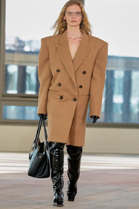Stella McCartney 2025 Kış Defilesi: StellaCorp