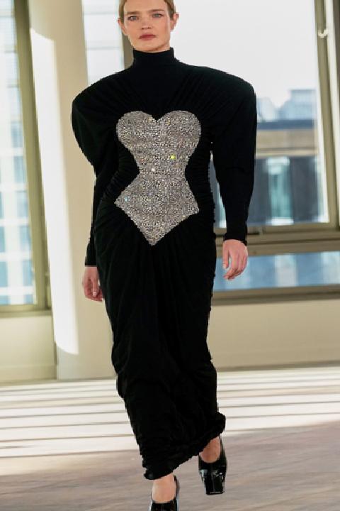 Stella McCartney 2025 Kış Defilesi: StellaCorp