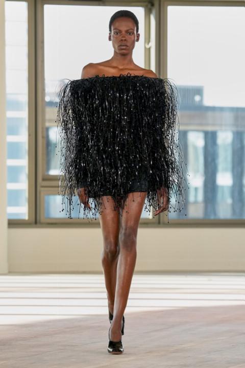 Stella McCartney 2025 Kış Defilesi: StellaCorp