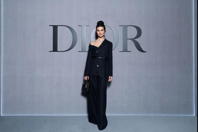 Tuba Büyüküstün'ün Paris Moda Haftası'ndaki Büyüleyici Görünümü