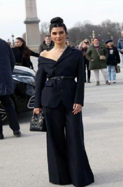 Tuba Büyüküstün'ün Paris Moda Haftası'ndaki Büyüleyici Görünümü