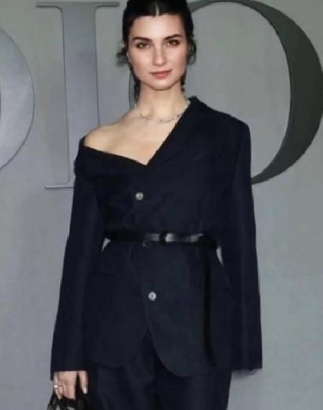 Tuba Büyüküstün'ün Paris Moda Haftası'ndaki Büyüleyici Görünümü