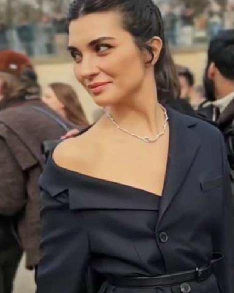 Tuba Büyüküstün'ün Paris Moda Haftası'ndaki Büyüleyici Görünümü