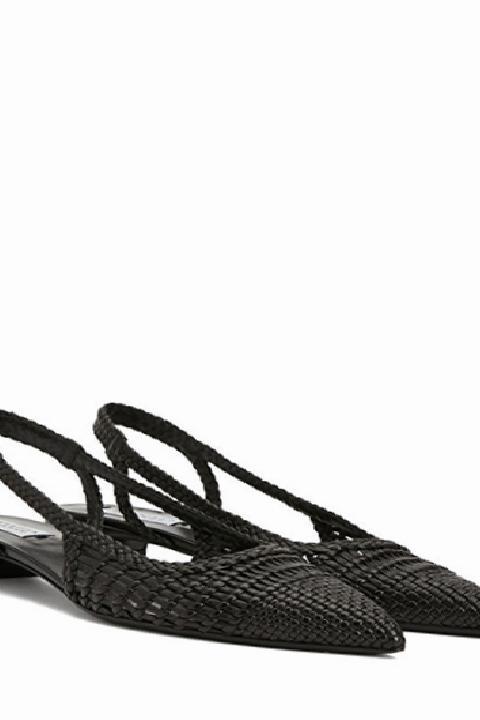 Parmak Arası Terlikler: Yazın Klasik Şıklığı