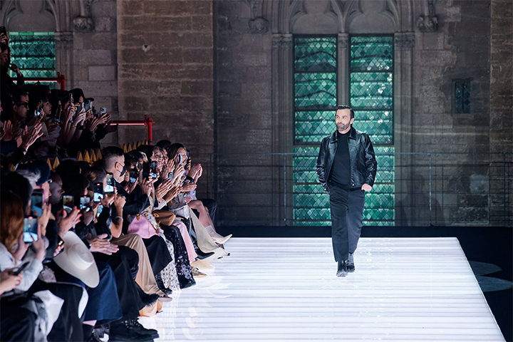 Nicolas Ghesquière'nin Avignon'daki Tarihi ve Görkemli Cruise Koleksiyonu