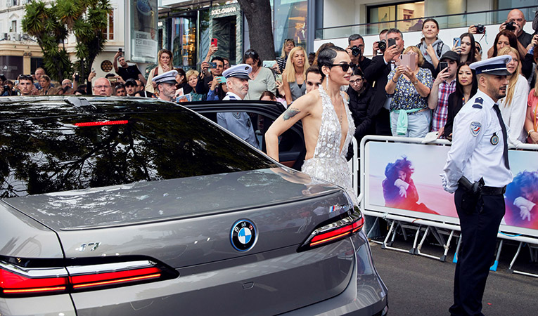 Birce Akalay, Cannes Film Festivali Kırmızı Halısında Parladı