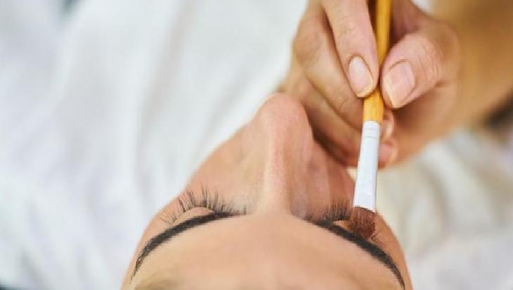 Açık Renk Kapatıcı ile Göz Çevresinde Işıltı ve Gençlik