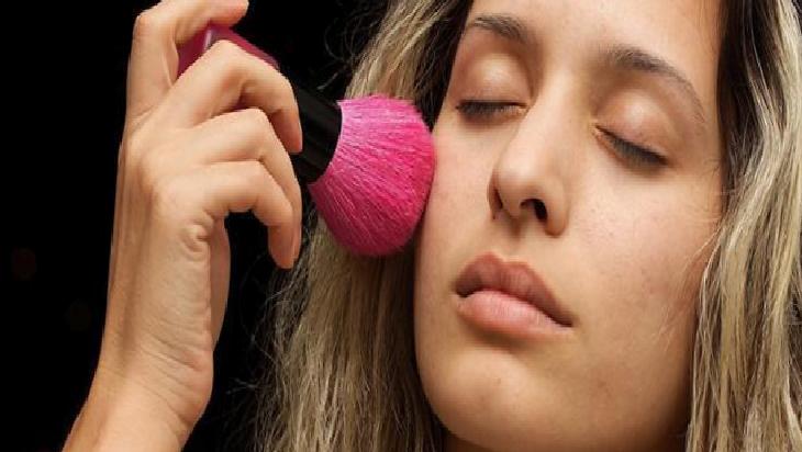 Açık Renk Kapatıcı ile Göz Çevresinde Işıltı ve Gençlik