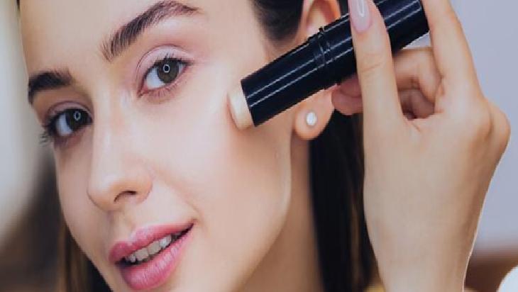 Açık Renk Kapatıcı ile Göz Çevresinde Işıltı ve Gençlik