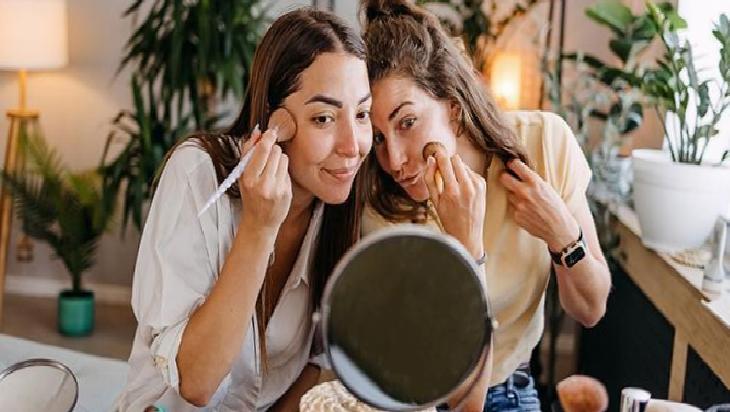 Açık Renk Kapatıcı ile Göz Çevresinde Işıltı ve Gençlik