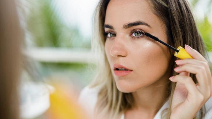 Açık Renk Kapatıcı ile Göz Çevresinde Işıltı ve Gençlik