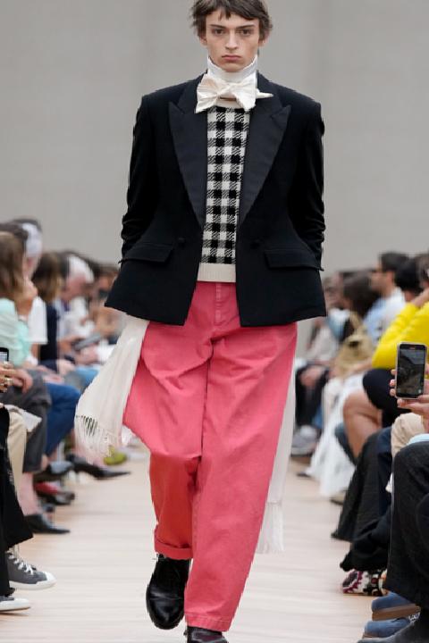 Dior Erkek Koleksiyonunda Zamansız Bir Yolculuk: Jonathan Anderson’ın İlk Tasarımı