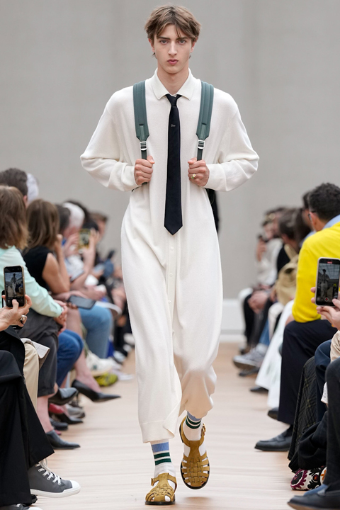 Dior Erkek Koleksiyonunda Zamansız Bir Yolculuk: Jonathan Anderson’ın İlk Tasarımı