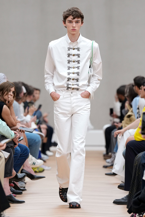 Dior Erkek Koleksiyonunda Zamansız Bir Yolculuk: Jonathan Anderson’ın İlk Tasarımı