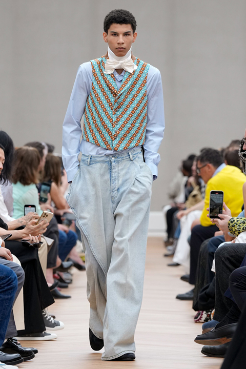 Dior Erkek Koleksiyonunda Zamansız Bir Yolculuk: Jonathan Anderson’ın İlk Tasarımı