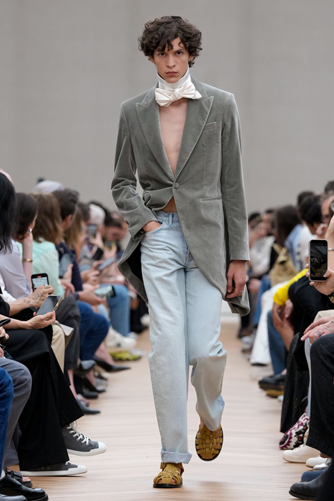 Dior Erkek Koleksiyonunda Zamansız Bir Yolculuk: Jonathan Anderson’ın İlk Tasarımı