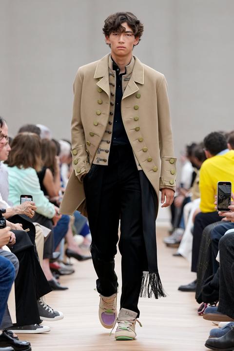 Dior Erkek Koleksiyonunda Zamansız Bir Yolculuk: Jonathan Anderson’ın İlk Tasarımı