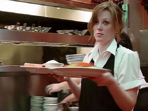 Sizler de takdir edersiniz ki nezaket, insan ilişkilerinde en çok değer verilen ve unutulmaz izler bırakan erdemlerden biridir. Kimileri içten gelen bir zarafetle çevresine yumuşaklık katarken, bazıları da kibarlığı yaşam biçimi haline getirir. Astrolojiye göre, bazı burçlar bu konuda öne çıkar. Peki, nezaket denilince ilk akla gelen burçlar hangileridir? İşte en kibar 5 burç ve özellikleri! Terazi Burcu