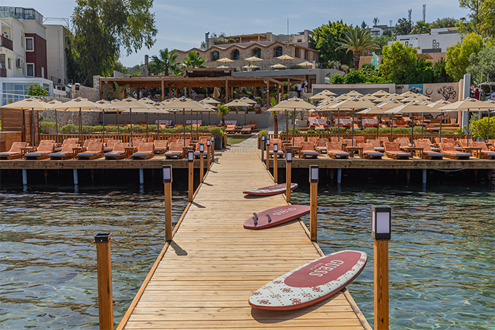 Guess ve Ruins Luxury Resort İş Birliğiyle Yazın En Şık Deneyimi