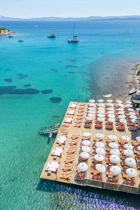 Çeşme'nin Eşsiz Atmosferinde Guess ve Yuzu Beach'den Yenilikçi İş Birliği