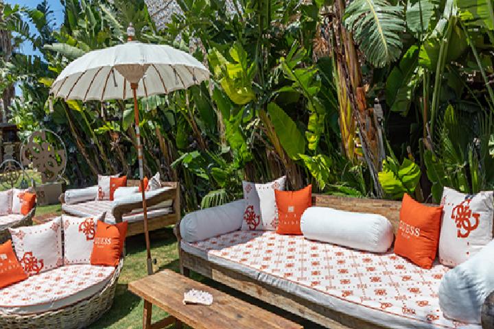 Guess ve Yuzu Beach İş Birliğiyle Çeşme'de Yazın Büyüsü