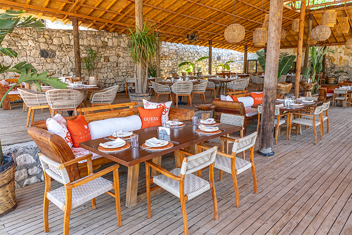 Guess ve Yuzu Beach İş Birliğiyle Çeşme'de Yazın Büyüsü
