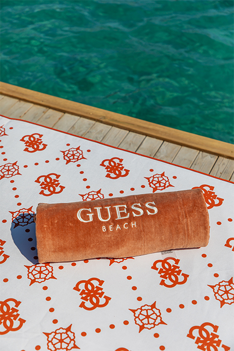 Çeşme'nin Eşsiz Atmosferinde Guess ve Yuzu Beach'den Yenilikçi İş Birliği