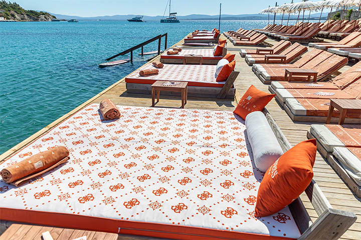Çeşme'nin Eşsiz Atmosferinde Guess ve Yuzu Beach'den Yenilikçi İş Birliği