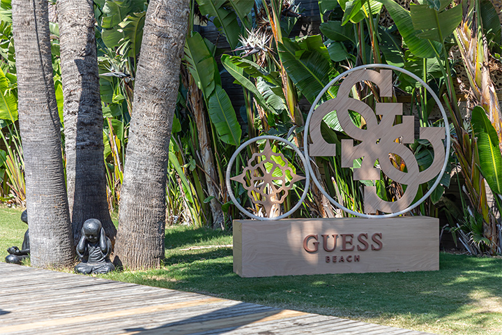Guess ve Yuzu Beach İş Birliğiyle Çeşme'de Yazın Büyüsü
